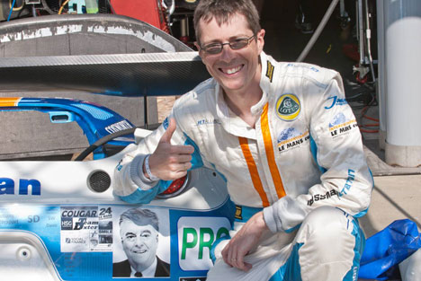 Martin Rich ved bilen med det danske logo